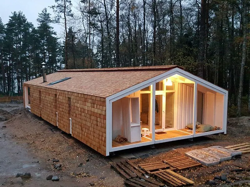 Skromny rozmiar i oryginalność: dom szkieletowy w stylu Hi-tech w projekcie dachu i werandy