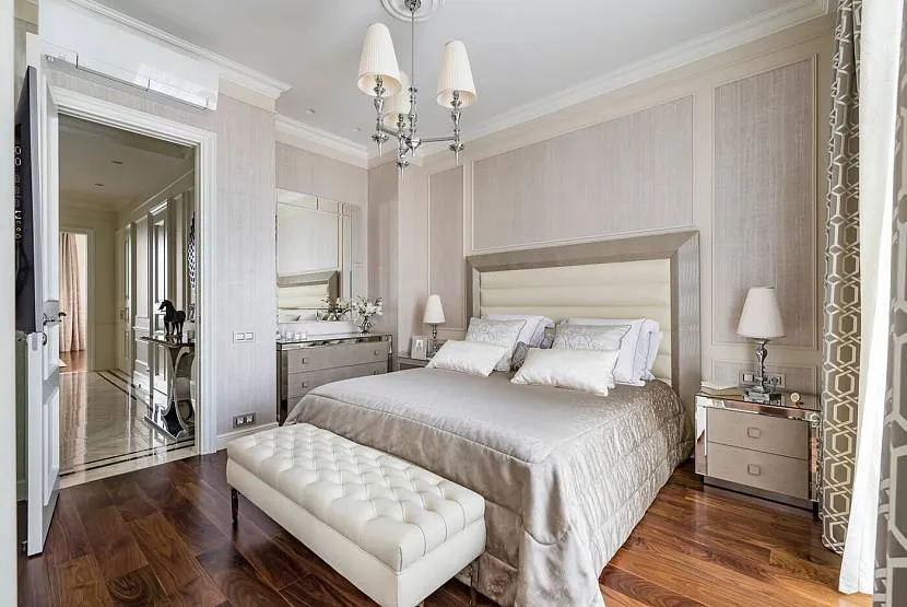 Sypialnia w stylu neoklasycystycznym – udział w obecności wenge jest minimalny